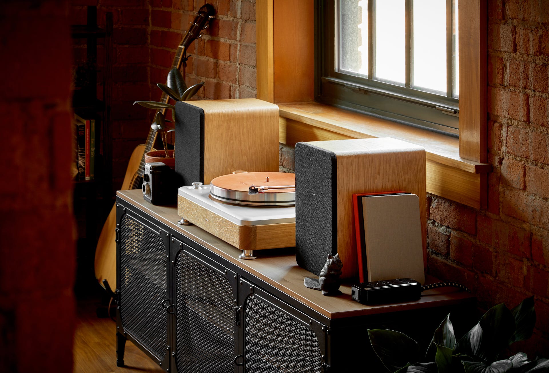 Bookshelf speakers clearance on desk