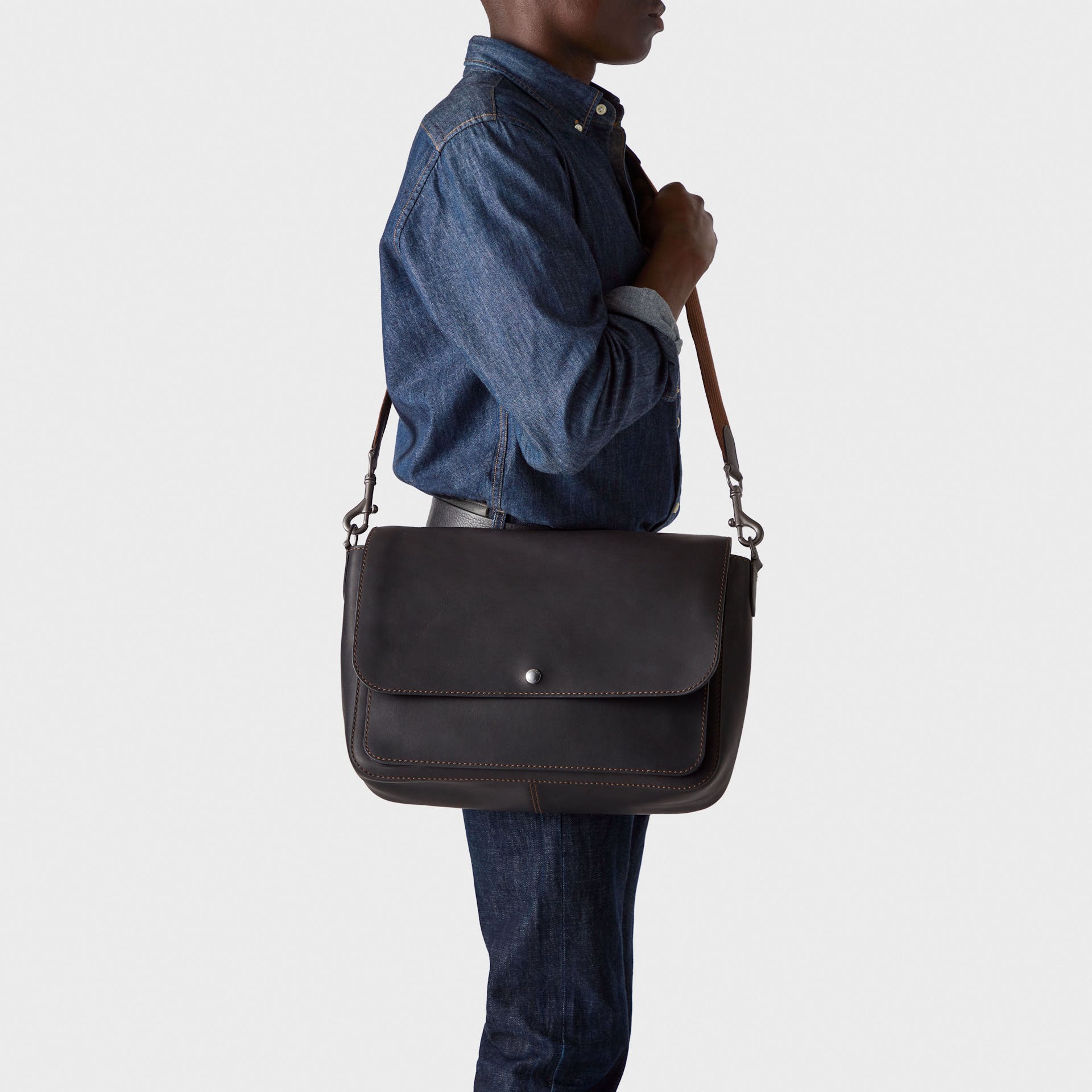 Shinola navigator best sale leather messenger bag