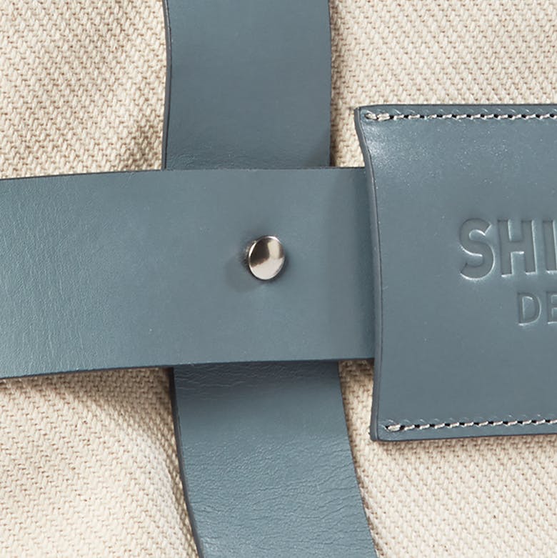 image of exterior stitching and riveted reinforcements